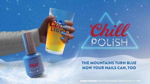 Coors Light выпустил лак для ногтей, который меняет цвет после охлаждения пива
